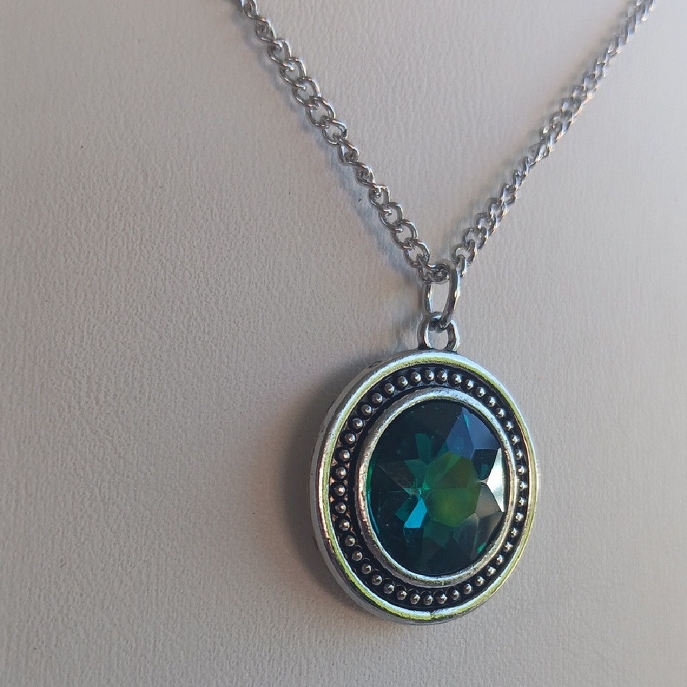 Paparazzi Silver Green Necklace with Elegant Pendant - Picture 2 of 6